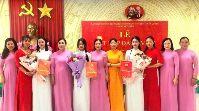 Trường THPT chuyên Tuyên Quang xây dựng đội ngũ đảng viên trẻ, bản lĩnh và trí tuệ.