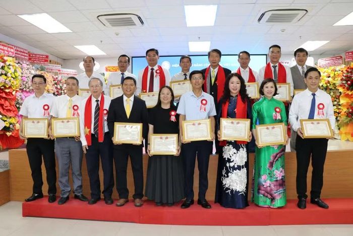 GS.TS Phạm Tiết Khánh, Chủ tịch Hiệp hội Cao đẳng Cộng đồng Việt Nam, trao bằng khen cho các tập thể tiêu biểu.