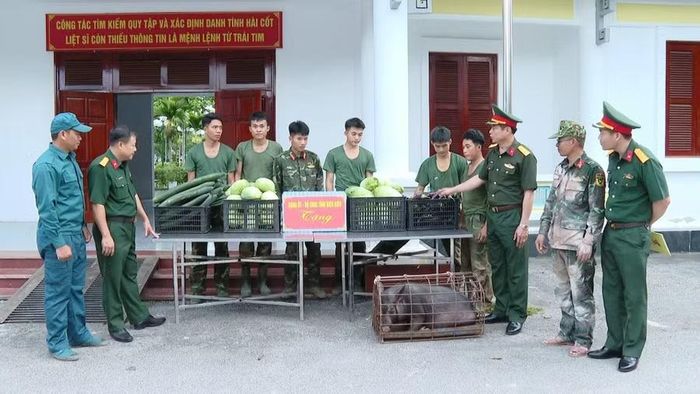 Lãnh đạo Bộ Chỉ huy Quân sự tỉnh Điện Biên thăm hỏi, động viên cán bộ, chiến sĩ làm nhiệm vụ.