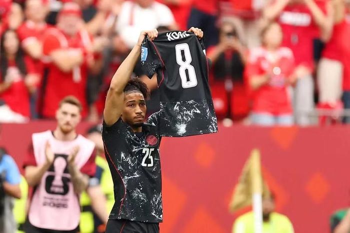 Sau khi ghi bàn nâng tỉ số lên 4-0, tiền vệ Nathan Saliba giơ áo số 8 của Kone để tri ân đồng đội. Đó là khoảnh khắc giàu cảm xúc trong một trận đấu vừa rực rỡ, vừa nặng nề với Canada.