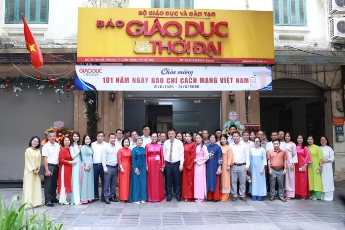 Thứ trưởng Nguyễn Thị Quyên Thanh chụp ảnh lưu niệm cùng cán bộ, phóng viên, biên tập viên, người lao động Báo Giáo dục và Thời đại.