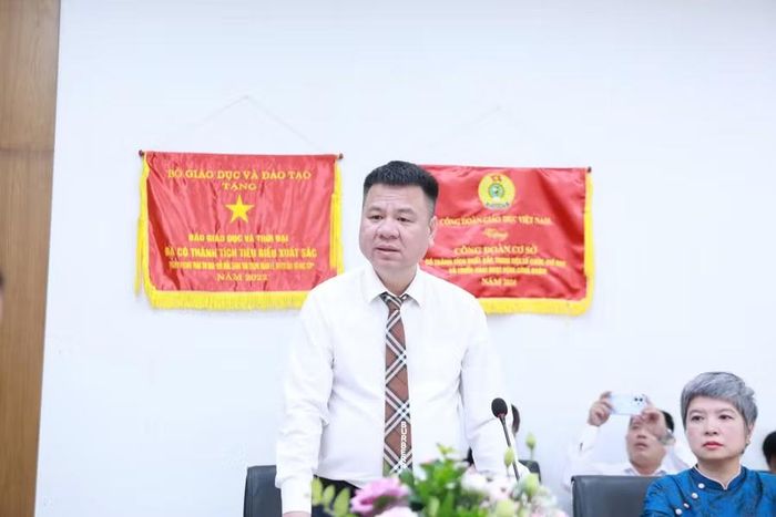Nhà báo Triệu Ngọc Lâm, Tổng Biên tập Báo Giáo dục và Thời đại phát biểu.