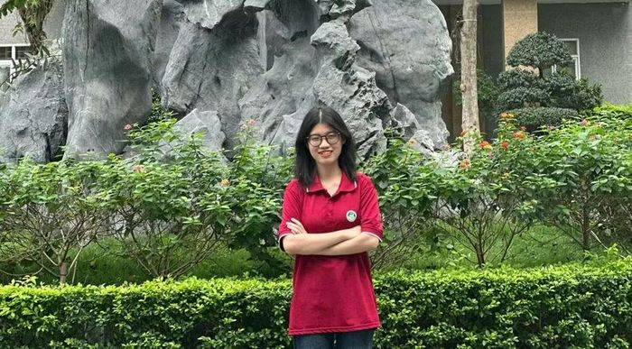 Hiền Nhi trong khuôn viên Trường Đại học Tài nguyên và Môi trường Hà Nội.