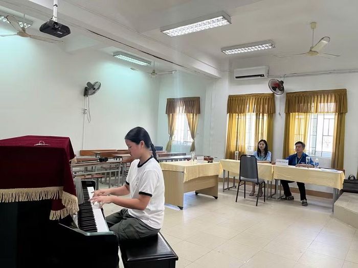 Các thí sinh thực hiện phần thi của mình.