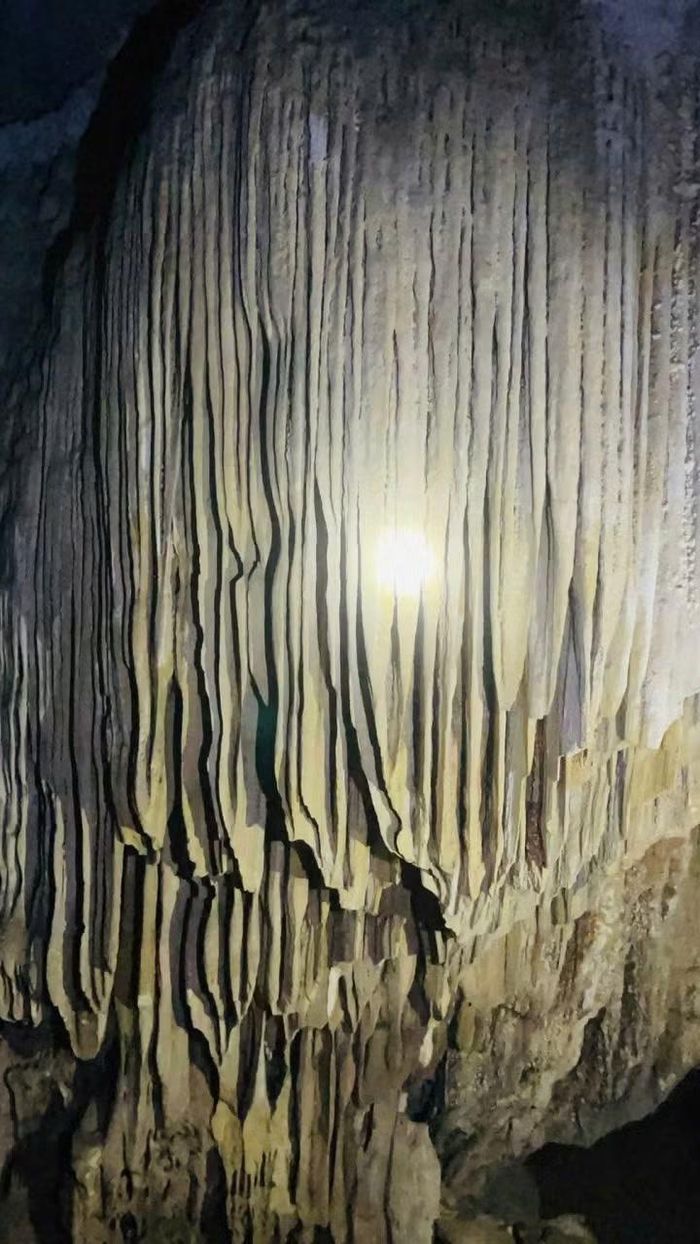 Hệ thống thạch nhũ bên trong hang đá vẫn còn nguyên vẹn.