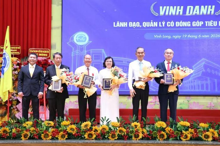 Vinh danh lãnh đạo, quản lý có đóng góp tiêu biểu, xuất sắc.