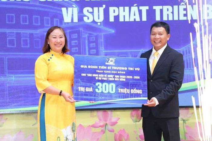 PGS.TS Nguyễn Minh Hòa, Bí thư Đảng ủy, Giám đốc Đại học Trà Vinh tiếp nhận học bổng.