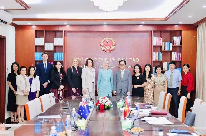 Bộ trưởng Hoàng Minh Sơn, Đại sứ Gillian Bird và các thành viên hai bên chụp ảnh lưu niệm