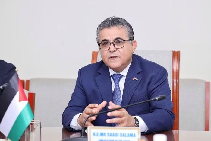 Đại sứ Saadi Salama trao đổi tại buổi tiếp.