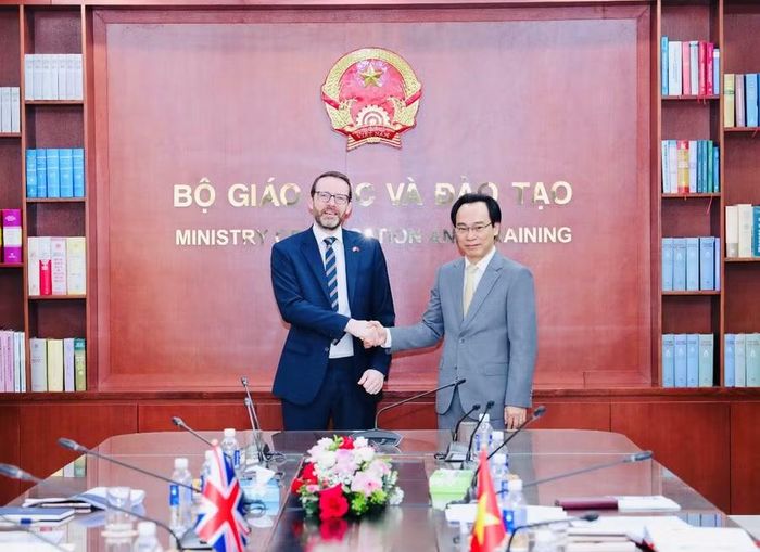 Bộ trưởng Hoàng Minh Sơn và Đại sứ Iain Frew.