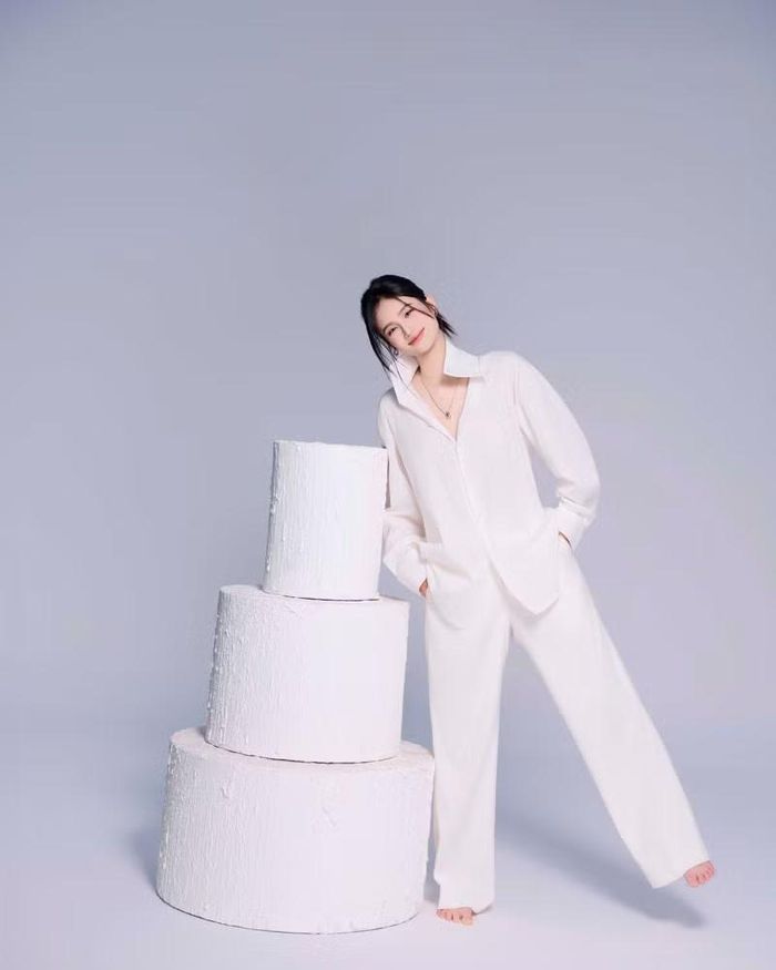 Tháng 3/2026, Hoa hậu Ý Nhi vừa khép lại nhiệm kỳ Miss World Vietnam sau 3 năm đương nhiệm với nhiều dấu ấn, kỷ niệm. Sau đó, cô nhanh chóng quay lại Úc để tiếp tục lịch học và công việc làm thêm.