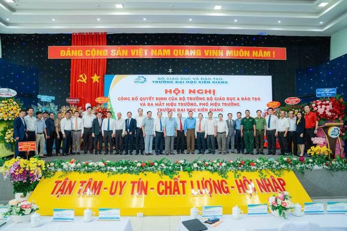 Các lãnh đạo, đại biểu chụp ảnh lưu niệm.