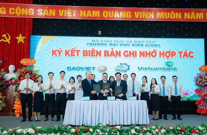Trường ĐH Kiên Giang ký kết ghi nhớ hợp tác với Vietcombank Chi nhánh An Giang và Công ty Bảo Việt.