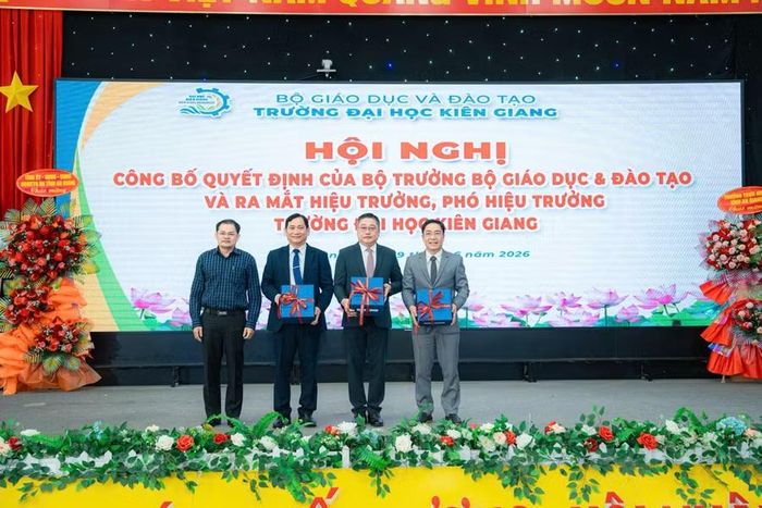 Ban Giám hiệu nhà trường nhận quà chúc mừng từ đại diện các đơn vị.