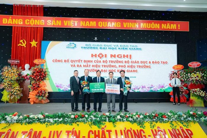 Đại diện Vietcombank Chi nhánh An Giang và Công ty Bảo Việt trao bảng tượng trưng tài trợ cho nhà trường.