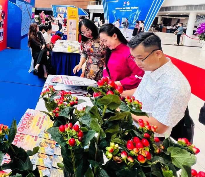 Bạn đọc tham quan gian trưng bày Báo Giáo dục và Thời đại tại Hội Báo toàn quốc năm 2026.