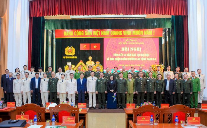 Thứ ba: Đổi mới mạnh mẽ mục tiêu, nội dung, chương trình, phương thức đào tạo, phương pháp dạy học, kiểm tra, đánh giá nhằm đáp ứng yêu cầu đổi mới căn bản, toàn diện giáo dục đào tạo của đất nước