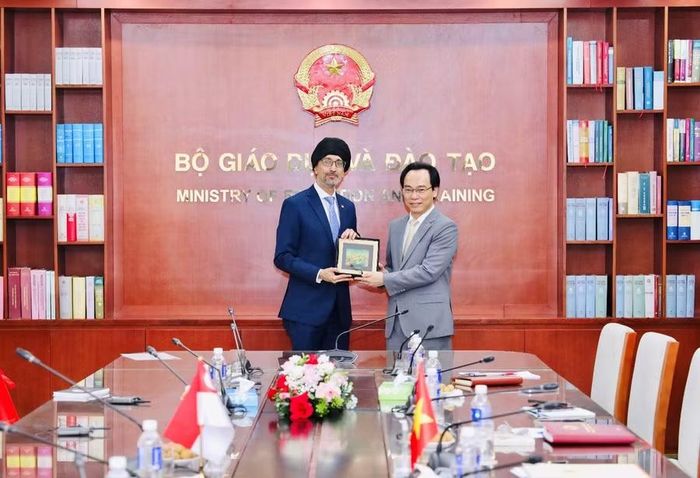 Bộ trưởng Hoàng Minh Sơn và Đại sứ Rajpal Singh trao tặng quà lưu niệm.