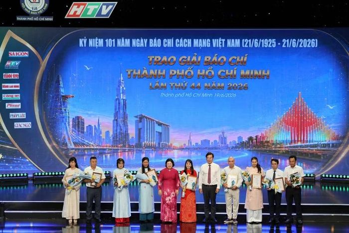 Các tác giả nhận giải Báo chí TPHCM lần thứ 44.