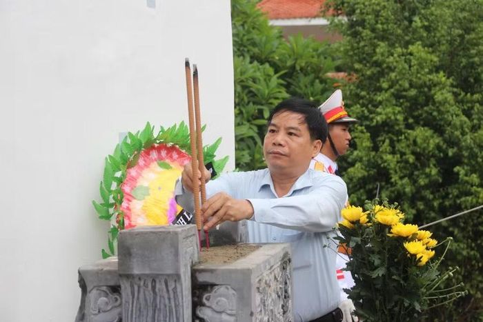 Ông Nguyễn Văn Ninh, Bí thư Đảng ủy xã Lê Lợi thắp hương phần mộ liệt sĩ.