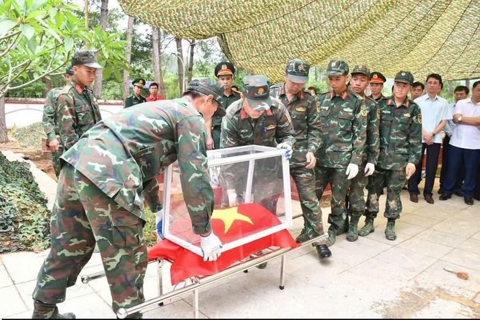 Lấy mẫu ADN để xác định danh tính tại Nghĩa trang Liệt sĩ xã Than Uyên. Ảnh: UBND xã Than Uyên.