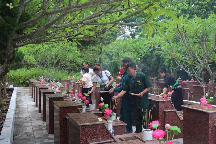 Thắp hương tri ân tại Nghĩa trang Liệt sĩ xã Lê Lợi.