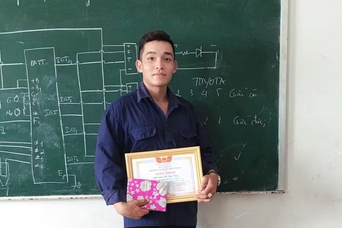 Thời sinh viên, anh Tô Văn Toại nhiều lần được khen thưởng tại Trường CĐ Kiên Giang.