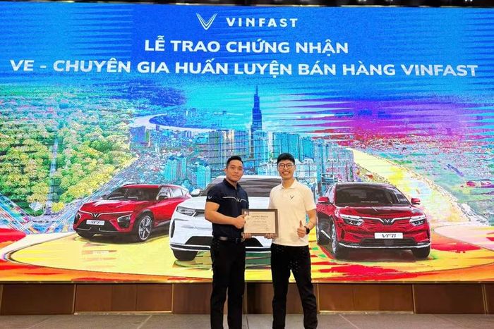Anh Toại được trao chứng nhận “VE - Chuyên gia huấn luyện bán hàng VinFast”.