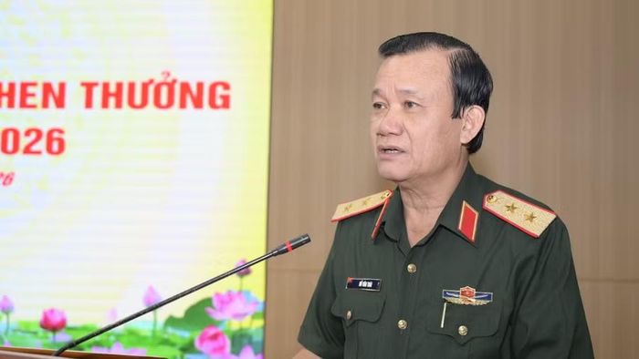 Trung tướng Hồ Văn Thái, Chính ủy Quân khu 9, phát biểu chỉ đạo tại hội nghị.