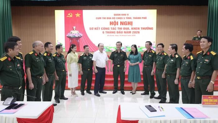 Các đại biểu trao đổi tại hội nghị.