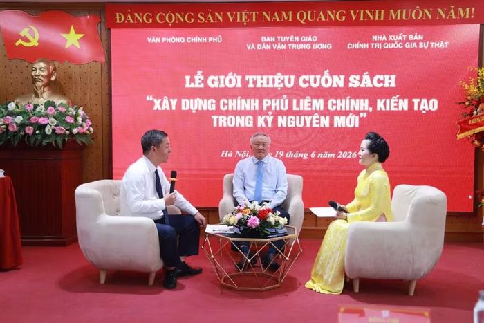 Tọa đàm giao lưu với tác giả tại lễ giới thiệu cuốn sách.
