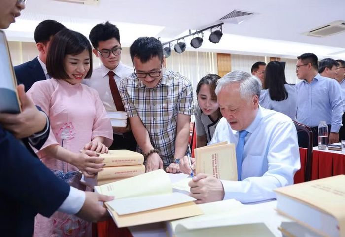 GS. TS Nguyễn Hòa Bình, nguyên Phó Thủ tướng Thường trực Chính phủ ký tặng sách cho bạn đọc.