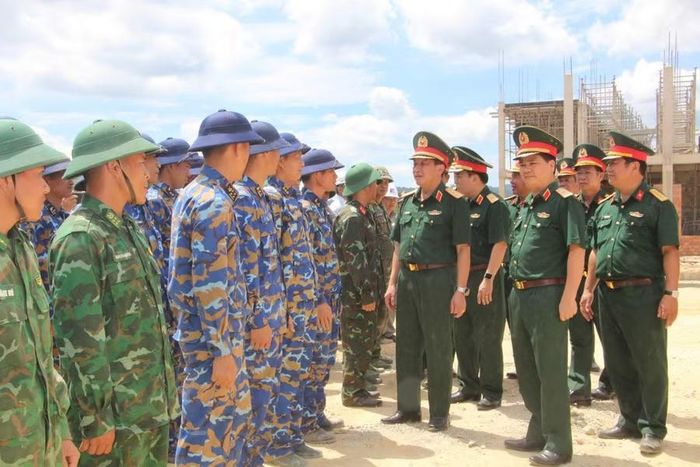 Thượng tướng Trương Thiên Tô thăm và động viên cán bộ chiến sĩ xây trường nội trú biên giới.