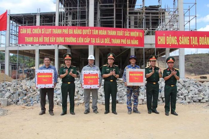 Thượng tướng Trương Thiên Tô tặng quà cho cán bộ chiến sĩ xây trường nội trú.