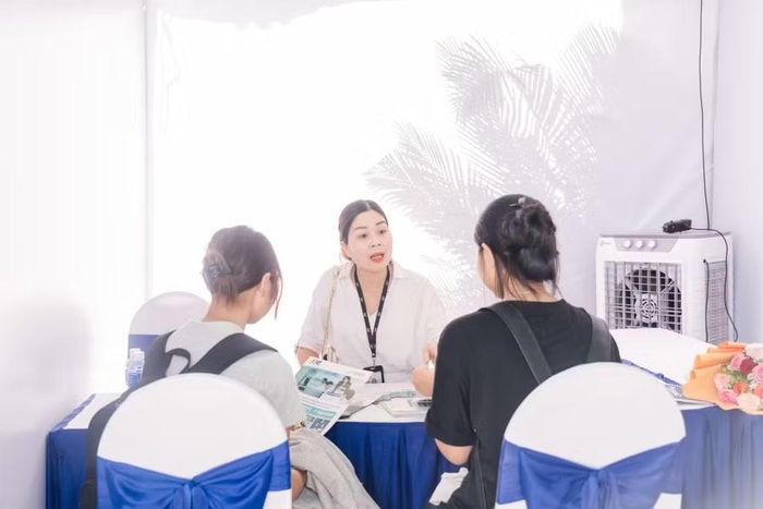 Đơn vị tuyển dụng phỏng vấn sinh viên tại Ngày hội việc làm.