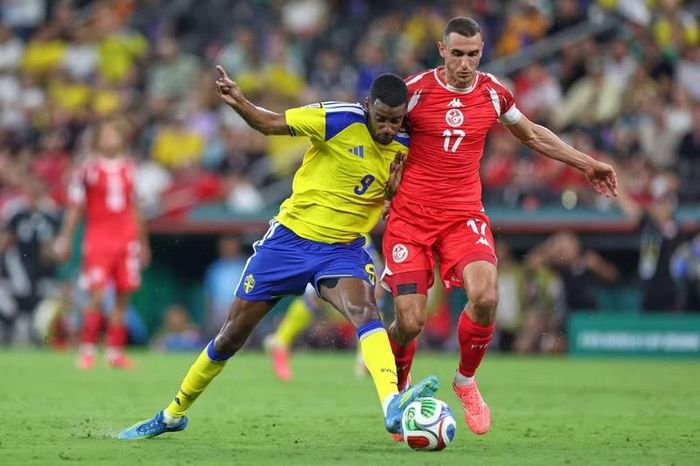 Trung vệ Ellyes Skhiri (Tunisia): Trong đội hình do Globo Esporte chọn, Skhiri được xếp ở vị trí trung vệ sau trận Tunisia thua Thụy Điển 1-5. Anh thất thế trong nhiều pha tranh chấp và không thể giúp hàng thủ Tunisia đứng vững.