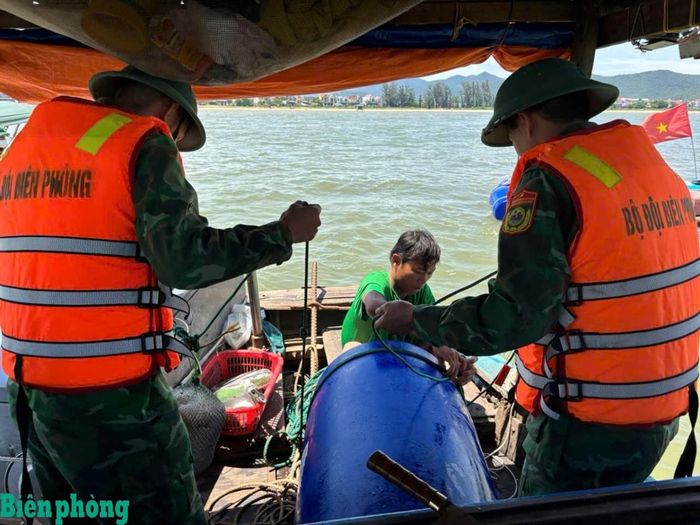 Thuyền viên bị nạn được cán bộ, chiến sĩ Trạm Kiểm soát Biên phòng Lạch Cờn ứng cứu kịp thời, đưa vào bờ an toàn. Ảnh: Lê Thạch