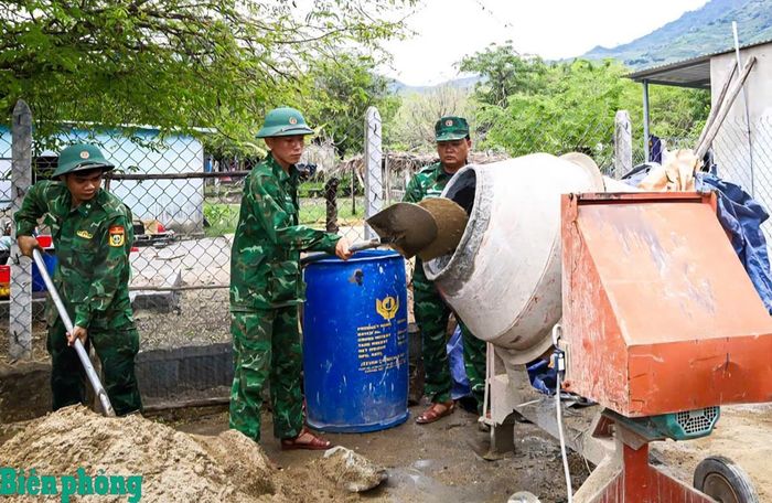 Vượt qua nhiều khó khăn, cán bộ, chiến sĩ Bộ đội Biên phòng tỉnh Khánh Hòa đang tích cực đẩy nhanh tiến độ xây dựng nhà. Ảnh: Văn Tân