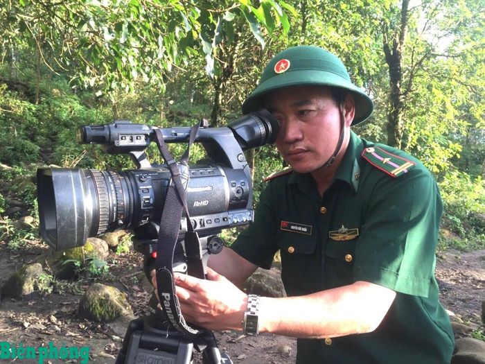 Trung tá Nguyễn Đức Duẩn (thời điểm mang quân hàm Thiếu tá) tác nghiệp tại khu vực biên giới tỉnh Lai Châu. Ảnh: CTV