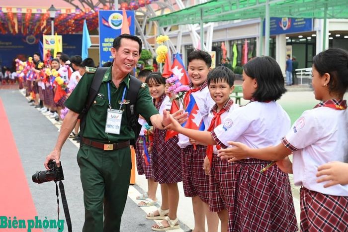 Nhà báo Lê Đăng Khoa tác nghiệp tại Chương trình Giao lưu hữu nghị Quốc phòng biên giới Việt Nam-Campuchia lần thứ 2, năm 2025. Ảnh: CTV