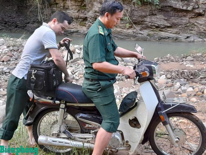 Thiếu tá Nguyễn Việt Hùng (bên trái) chuẩn bị cho chuyến tác nghiệp ở biên giới Sơn La. Ảnh: CTV