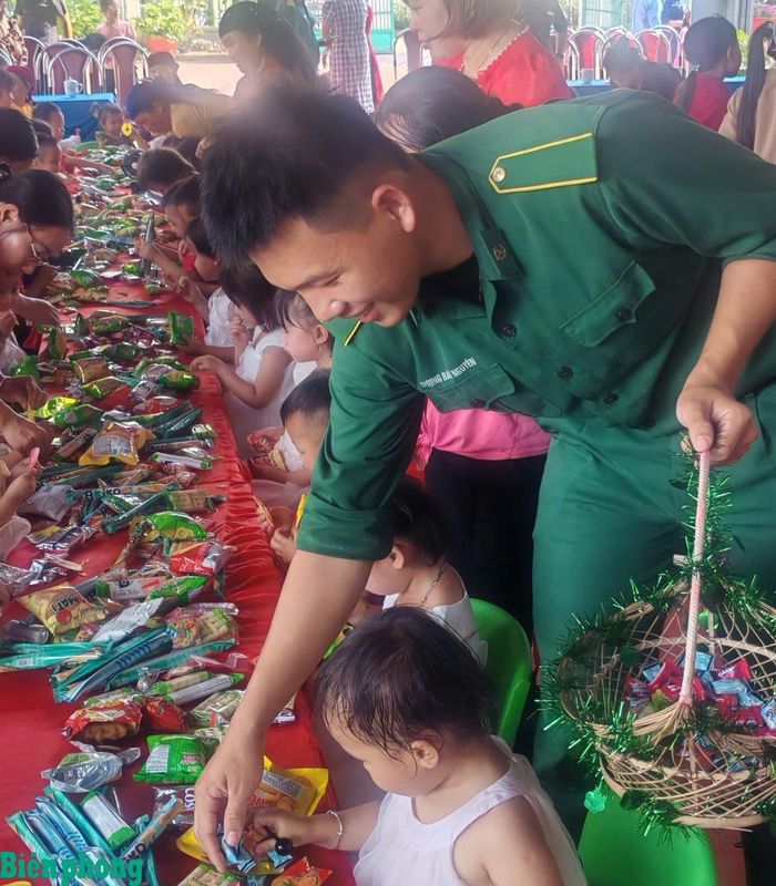 Học viên Trường Cao đẳng Biên phòng tích cực tham gia hoạt động chăm lo cho thiếu nhi ở khu vực biên giới. Ảnh: Hoàng Chính