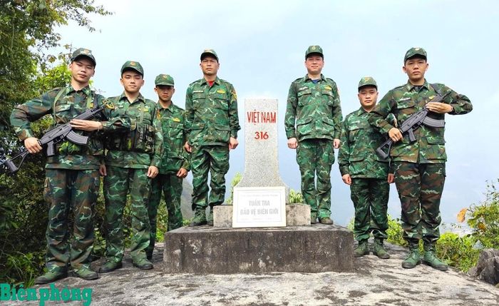 Thượng sĩ Dương Bão Nguyên (ngoài cùng, bên phải) và các học viên thực tập cùng cán bộ, chiến sĩ Đồn Biên phòng Nghĩa Thuận tham gia tuần tra bảo vệ biên giới. Ảnh: Hoàng Chính