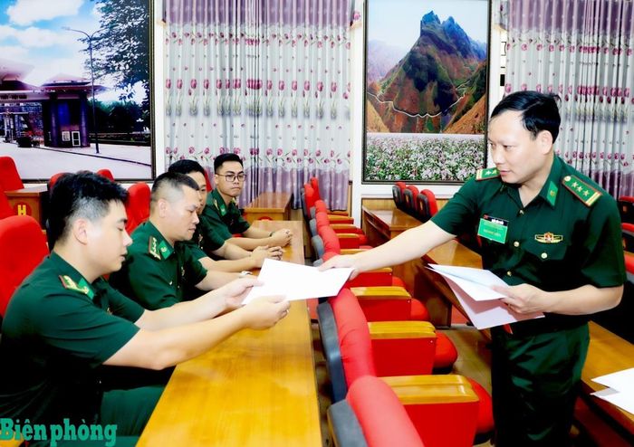 Đoàn kiểm tra tổ chức kiểm tra nhận thức chính trị của cán bộ, chiến sĩ cơ quan Ban Chỉ huy Bộ đội Biên phòng tỉnh Tuyên Quang. Ảnh: Thanh Xuân
