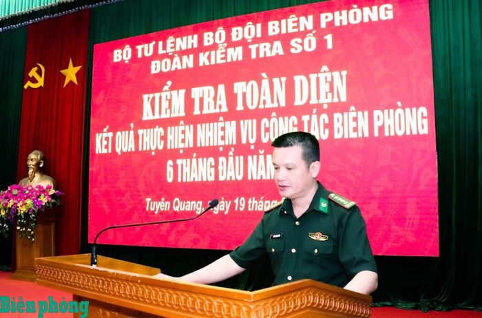 Đại tá Hoàng Ngọc Định, Chỉ huy trưởng Ban Chỉ huy Bộ đội Biên phòng tỉnh Tuyên Quang trình bày báo cáo về kết quả thực hiện nhiệm vụ công tác Biên phòng 6 tháng đầu năm 2026. Ảnh: Thanh Xuân