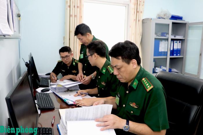 Đại diện đoàn kiểm tra tiến hành kiểm tra hệ thống hồ sơ, sổ sách, cơ sở dữ liệu lưu trữ công tác quản lý cửa khẩu, kiểm soát xuất, nhập cảnh. Ảnh: Thanh Xuân