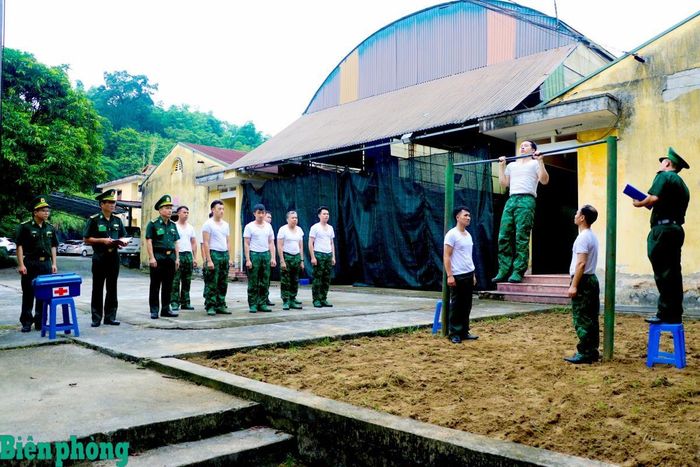 Đoàn kiểm tra tổ chức kiểm tra công tác huấn luyện, rèn luyện thể lực của cán bộ, chiến sĩ cơ quan Ban Chỉ huy Bộ đội Biên phòng tỉnh Tuyên Quang. Ảnh: Thanh Xuân