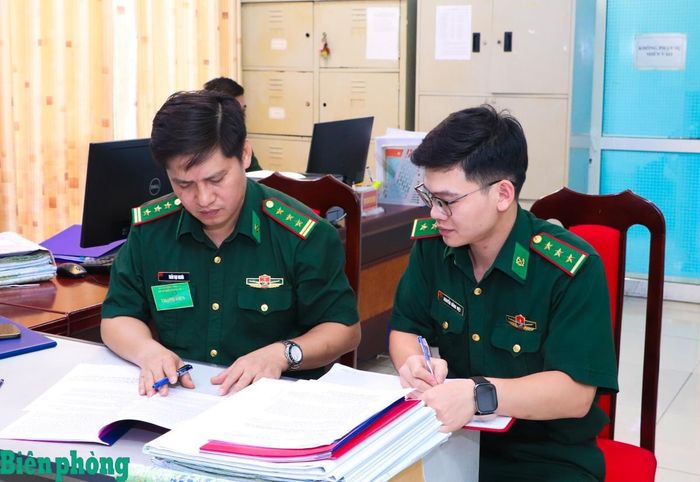 Đại diện đoàn kiểm tra tiến hành kiểm tra hồ sơ, sổ sách, văn kiện công tác tham mưu, tác chiến. Ảnh: Thanh Xuân