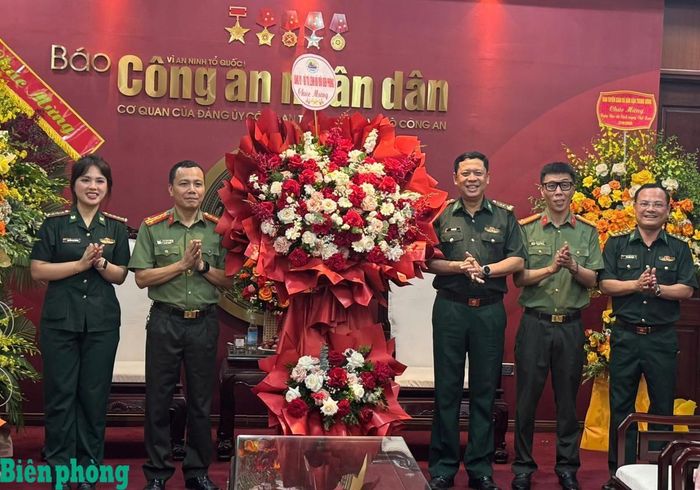 Đại tá Cà Văn Lập (thứ 3, từ phải sang) cùng đoàn công tác tặng hoa, chúc mừng Báo Công an Nhân dân. Ảnh: Duy Khiêm