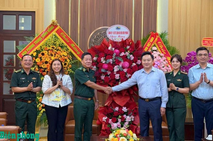 Thiếu tướng Văn Ngọc Quế cùng đoàn công tác tặng hoa, chúc mừng Báo Nhân dân. Ảnh: Duy Khiêm